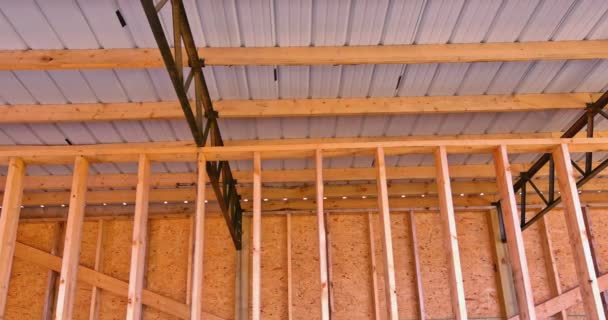 構造の間に鋼鉄フレームの木製のジョイスから成っている大きい倉庫の格納庫の屋根 — ストック動画