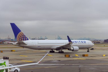 30 Ekim 2023 EWR Havalimanı Newark NJ ABD. United Airlines yolcu uçağının taksisi newark EWR havaalanından kalkmaya hazırlanıyor.