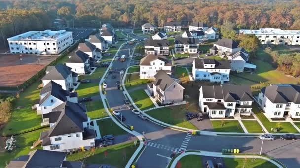 私人住宅坐落在美国一个小镇安静住宅区的郊区街道之间 — 图库视频影像