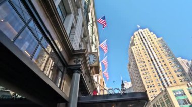 Manhattan, New York 'un gökdelen binalarının arasından gökyüzüne bakıyorum.