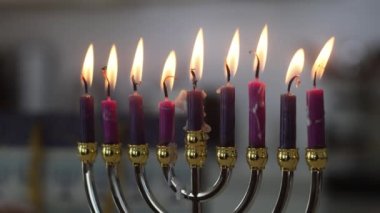 Hanuka menorası, bayramda menoranın üzerinde yanan mumları tasvir eden Hanuka bayramının sembolüdür.