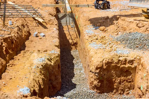 Ev temeline beton dökmek için siperler inşaat hazırlığı.