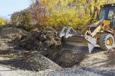 Otoyolun yeniden inşası sırasında, kazıcı katları yol yapımı için zemin hazırlıyor