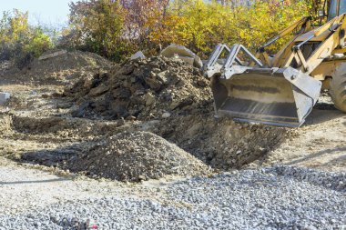 Kazıcı, otoyolun yeniden inşası için inşaat projesine zemin hazırlıyor