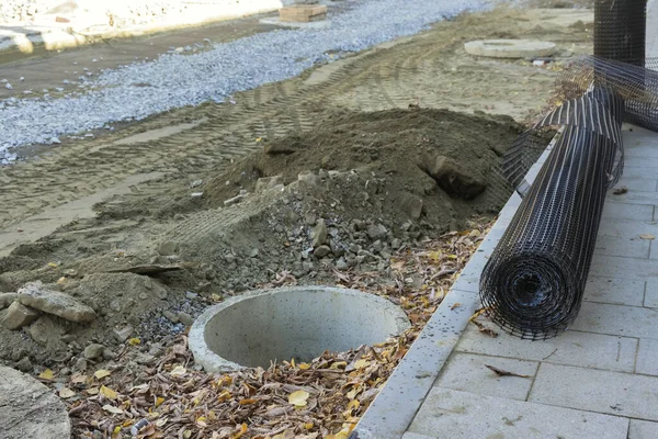 Toprak işlerinin inşaatı, asfalt yolu kıran atık suyu toplamak içindir.