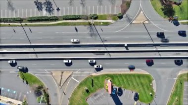 Trafiğin yoğun olduğu saatlerde şehir içi taşıma kavşağı araçların yoğun trafikte hareket ettiğini gösteriyor.