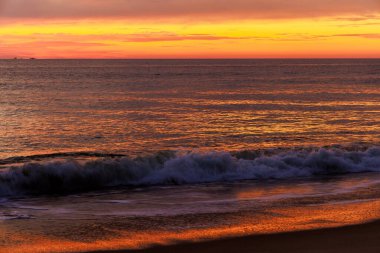 Dalgaların üzerinde sabahın erken saatlerinde okyanus doğar.