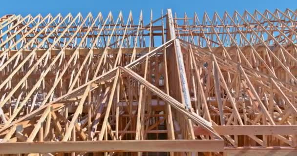 作为新住宅建筑的一部分 木梁框架是用桁架建造的 — 图库视频影像