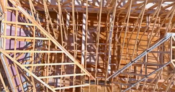 Neues Haus Wurde Mit Holzbalkenrahmen Aus Fachwerkbalken Gebaut — Stockvideo