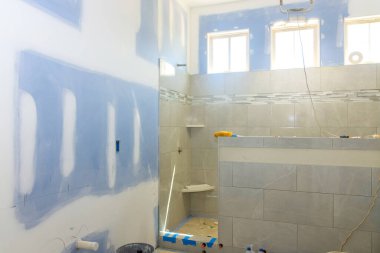 Yeni evde inşa edilen banyonun tamamlanmamış iç tasarımı