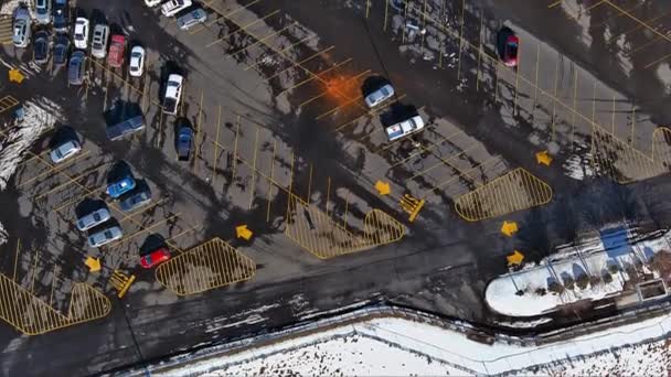 Miesiącach Zimowych Duży Parking Znajduje Się Nawierzchni Asfaltowej Pobliżu Centrum — Wideo stockowe