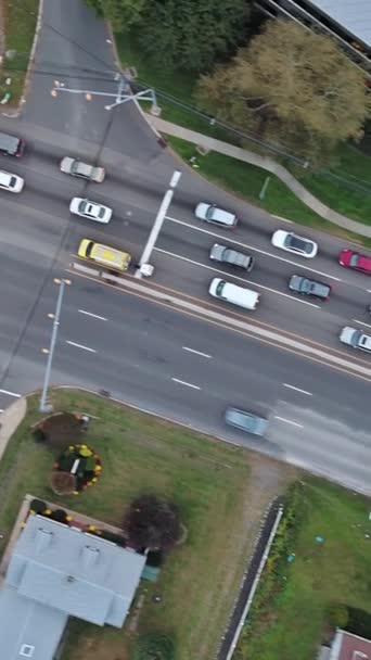 由于交通拥挤 高速公路高峰时段的空中交通堵塞 车辆在高速公路上行驶缓慢 — 图库视频影像