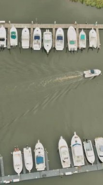 Panoramik manzaralı çarpıcı bir okyanus marinasında yat teknesi iskeleleri.