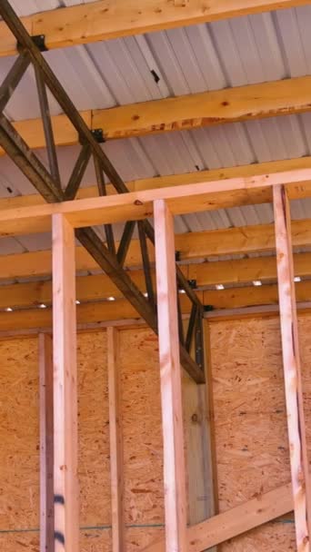 Podczas Budowy Stalowa Rama Drewniana Stolarka Dach Dla Dużego Nowoczesnego — Wideo stockowe