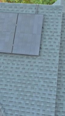 Evin çatısında güneş panelleri var.