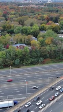Bu Amerikan otoyolu I-95 NJ otoyolu yoğun trafiği soldan sağa doğru hızla ilerliyor.