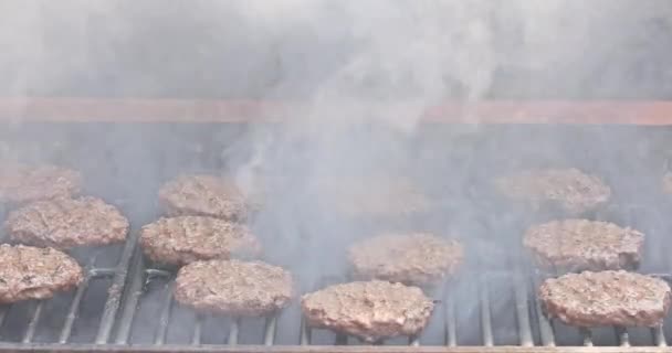 焼き米牛バーガーバーベキュー炎の上のホットグリル — ストック動画