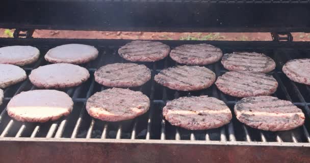 使用热烤架烤得完美的美国牛肉汉堡 — 图库视频影像
