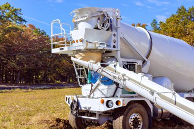 İnşaat alanı beton karıştırıcı kamyon tarafından çimento dökülüyor.