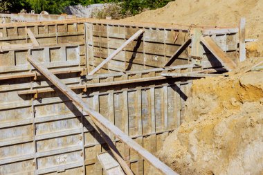 Ev inşaatı için beton dökme biçimi metalden monte edildi