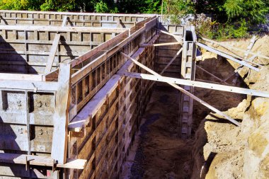 Metal biçimlendirme ev inşası için beton dökülmeye hazır..