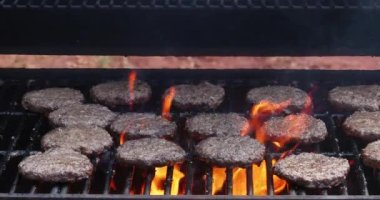 Sıcak ızgarada bir Amerikan bifteği mükemmel ızgara edilir.