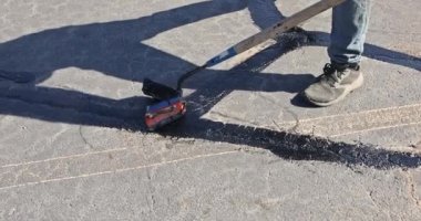 İşçi yaması dolduruldu, asfalt çatlakları kapatıldı, yol yüzeyini onarmak için bitumen emülsiyon uygulandı.