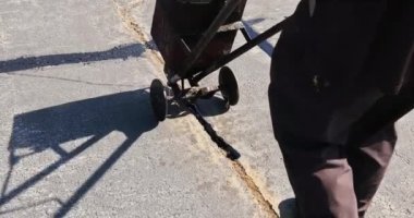 Patcher asfalt çatlaklarını kaplayan, onları kapatan, yollara zift emülsiyonu uygulayan çalışmalar yapıyor..
