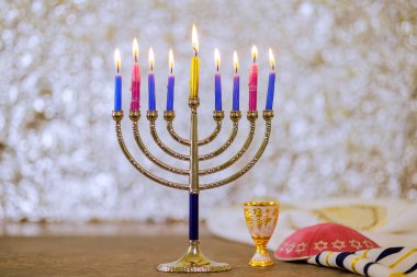 Geleneksel Yahudi dini bayramı kutlamaları sırasında Hanukkiah Menorah mum ışığı