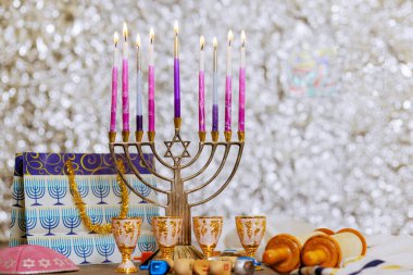 Hanukkiah Menorah mum ışıkları geleneksel bayram bayramı bayramı bayramı kutlaması sırasında