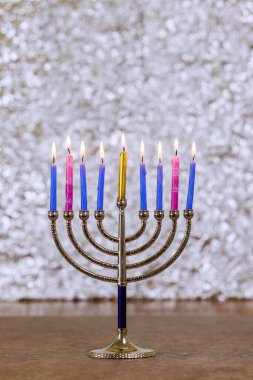 Hanuka kutlamaları sırasında, mum ışığı Hanukkiah Menorah 'ı aydınlatır. Yahudi dini bayramını simgeler.
