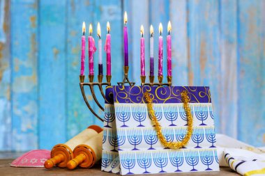 Bir Hanukkiah Menorah menorah geleneksel Yahudi bayramını temsil eder.