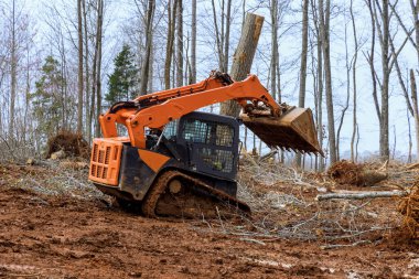 Arazi düzenlemesi için mini buldozer kullanılıyor.
