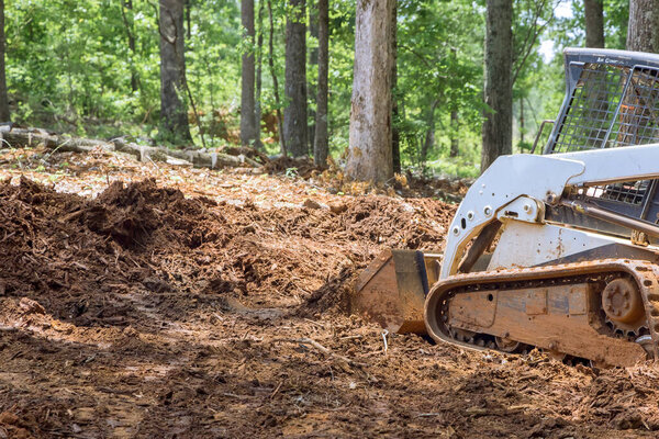 Работа с землей, перемещение почвы, озеленение территории мини-бульдозером