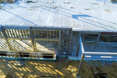 Endüstriyel bir ticari bina için çelik çerçeveler dikme sürecinde