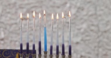 Hanukkiah Menorah mumu geleneksel Hanuka bayramı kutlamalarında yakılır.