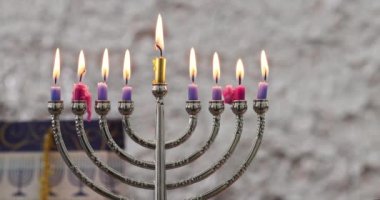 Hanuka kutlamaları sırasında mum ışığı. Hanukkiah Menorah Yahudi bayramı bayramı sembolü.