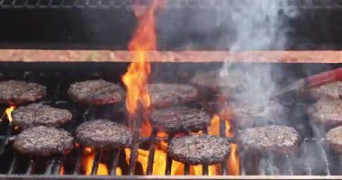 Hamburgerler için ızgara ızgara ızgara ızgara sığır eti barbeküsü barbeküsü.
