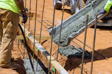 İnşaat işçisi yeni ev için beton döktü.