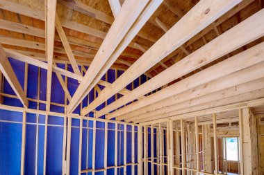 Tamamlanmamış ahşap kirişlerle inşa edilen yeni ev