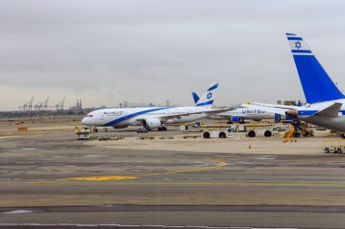 30 Ekim 2023 EWR Havalimanı Newark NJ ABD. İsrail Havayolları uçağı Newark Uluslararası Havaalanı Terminali AWR 'den kalkmaya hazırlanıyor.