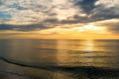 Okyanus dalgaları üzerinde sabahın erken saatlerinde gün doğumu