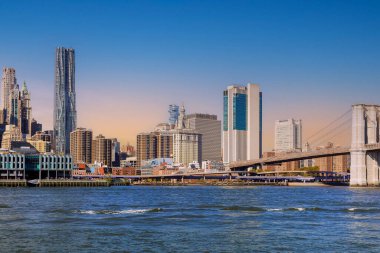 New York 'taki Doğu Nehri' nin karşısında Brooklyn Köprüsü 'nün, Aşağı Manhattan gökdelenlerinin güzel manzarası var.