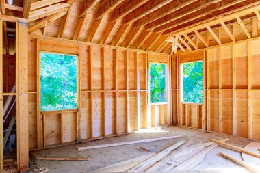 Tamamlanmamış iç mekan inşaat halindeki ahşap kirişli yeni ev