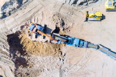 Taş ocağındaki taş ocağında taşıma bandı taşıma ekipmanı.