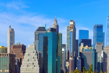 Güneşli bir günde Manhattan 'ın güzel panoramik siluetinde New York şehir manzarasının tadını çıkarmanın harika bir yoludur.