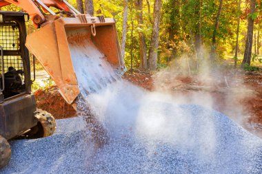 Yeni yollar için temel hazırlamak, doldurulmuş taş çakıl döşeyerek dikkatli bir plan gerektirir.