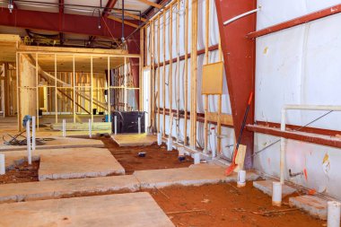 Lavabo tesisatı açıkta kalan drenaj pvc boru beton zeminde bitiyor.