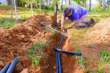 Yeraltı su boruları için tesisatçılar PVC borularını PE köpük termal yalıtım malzemesi ile kaplıyorlar.
