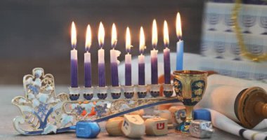 Hanukkiah menorah mumları yakarken Hanuka, Yahudi bayramının geleneksel dini sembolüdür.